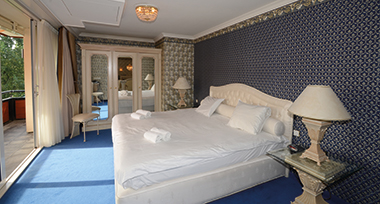 Hotelkamer van Fletcher Hotel-Restaurant De Hunzebergen met balkon